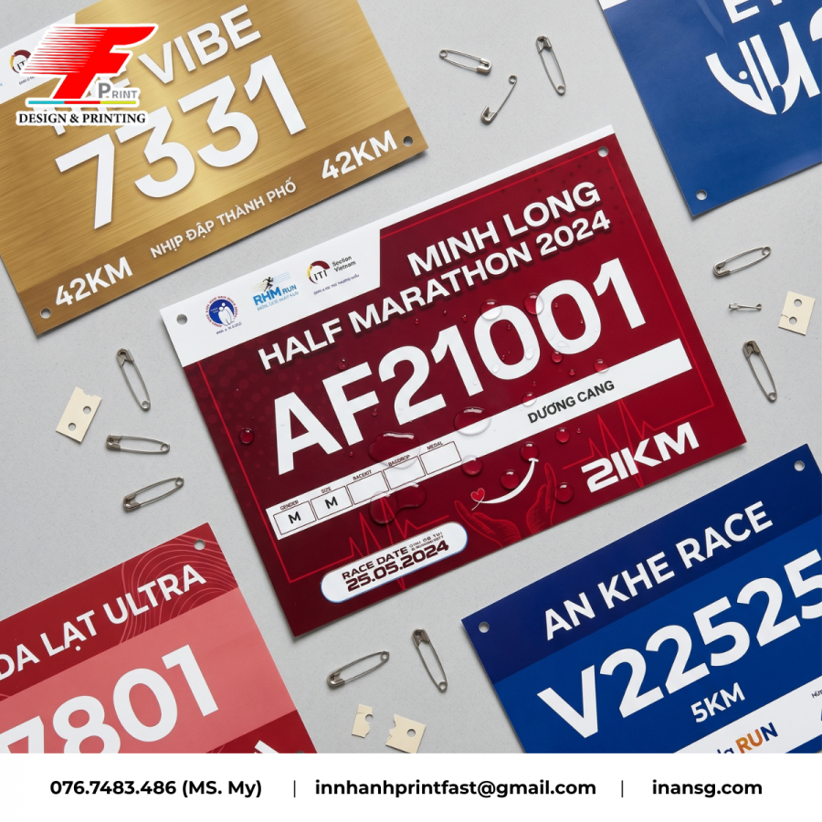 Cận cảnh bề mặt giấy nhựa chống thấm nước tuyệt đối, giọt nước trượt đi không làm ảnh hưởng đến chất lượng mực in sắc nét.