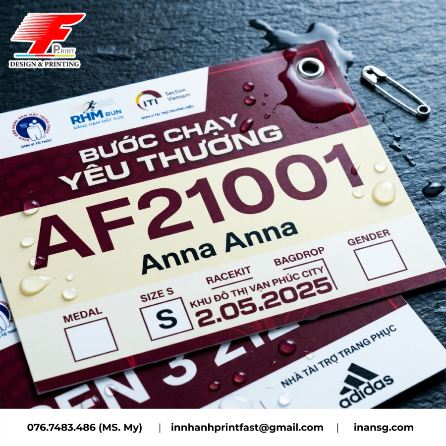 Cận cảnh bề mặt giấy nhựa chống thấm nước tuyệt đối, giọt nước trượt đi không làm ảnh hưởng đến chất lượng mực in sắc nét.