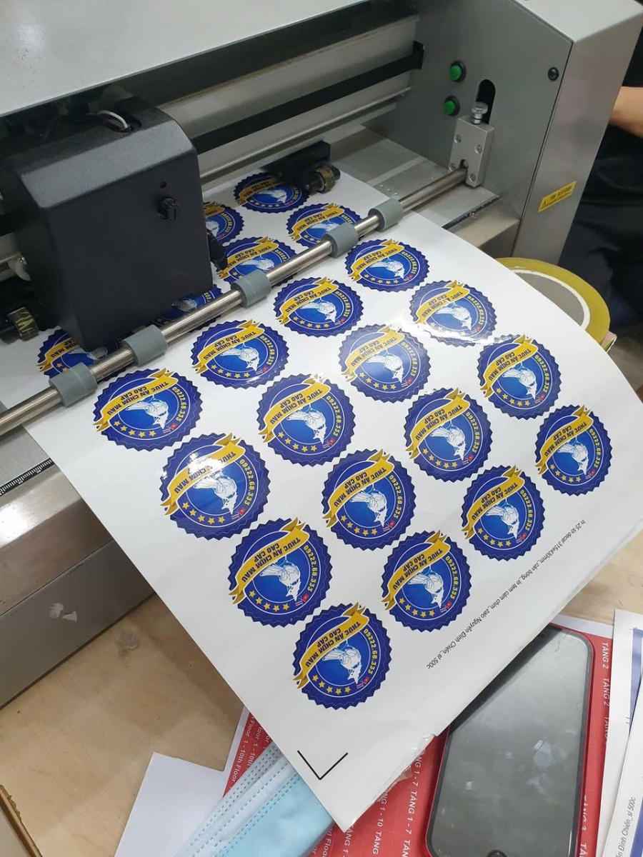 So sánh decal giấy, nhựa, xi bạc – Chọn loại tem nhãn phù hợp 2026