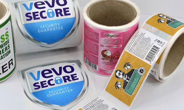 So sánh decal giấy, nhựa, xi bạc – Chọn loại tem nhãn phù hợp 2026