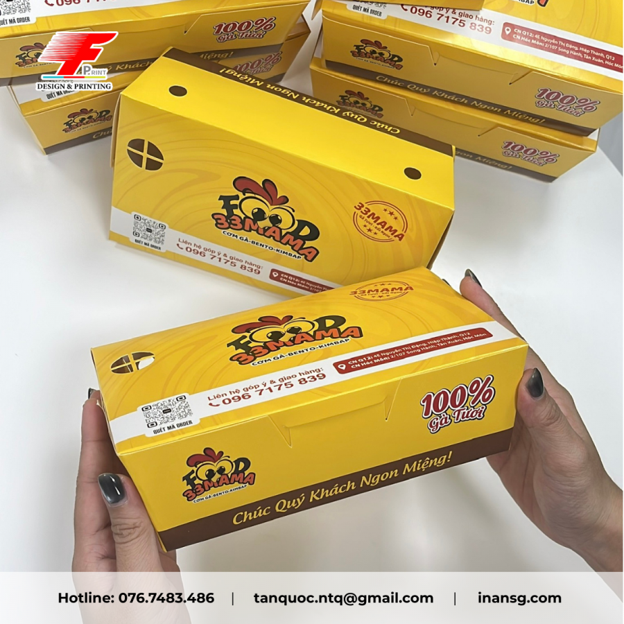 Cầm trên tay hộp giấy dạng gấp chắc chắn, in ấn sắc nét, màu sắc nổi bật.