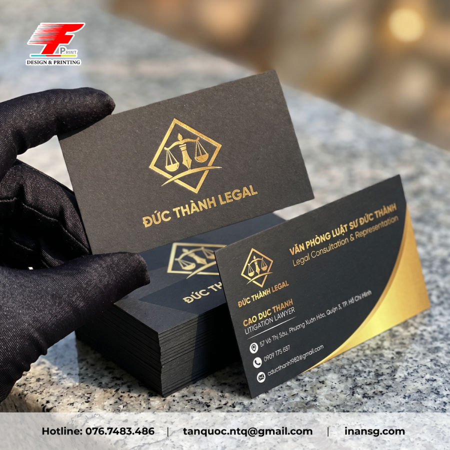Name card giấy mỹ thuật màu đen ép kim vàng sang trọng cho văn phòng luật sư Đức Thành Legal.