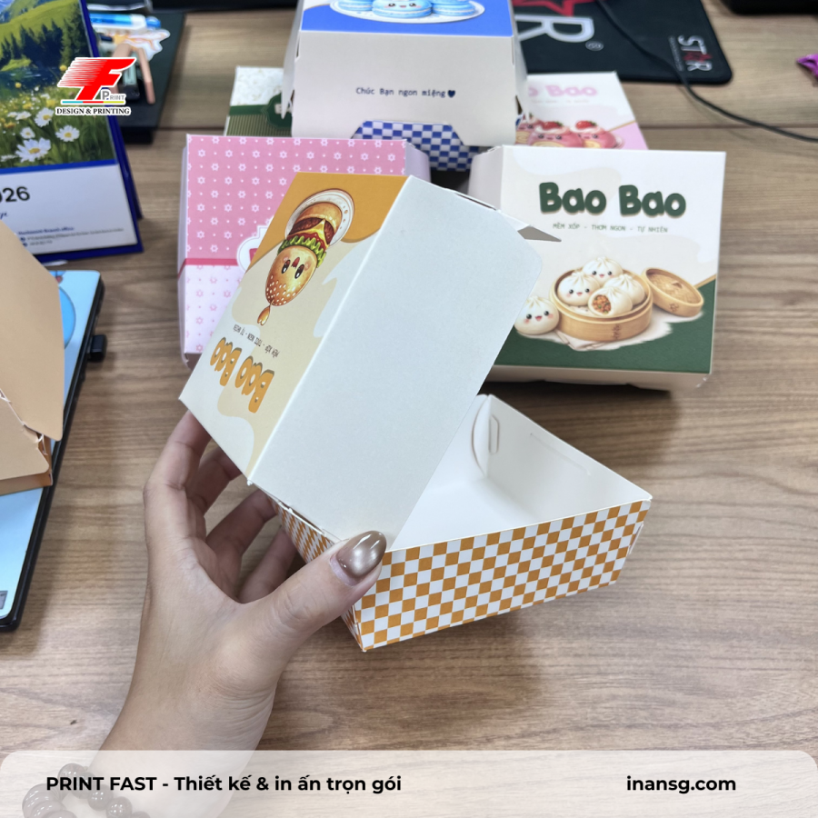 Cấu trúc nắp gài đóng mở nhanh chóng, mặt trong cán màng PE chống thấm dầu mỡ triệt để