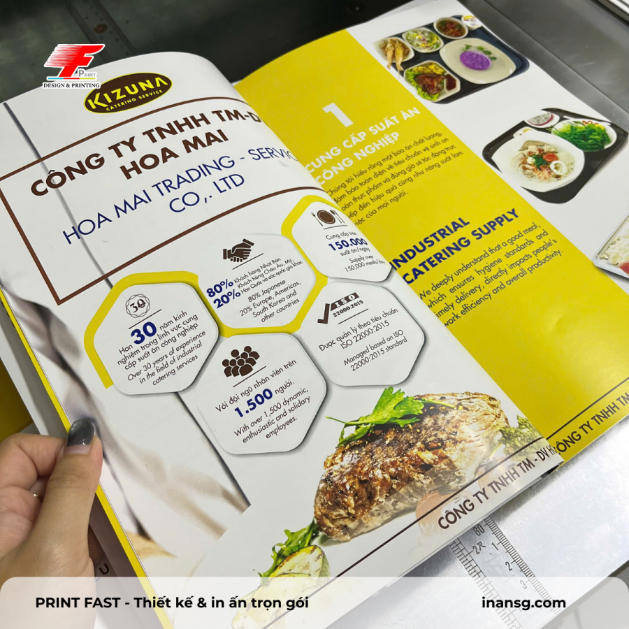 Trang ruột catalogue giới thiệu suất ăn công nghiệp, hình ảnh món ăn in offset màu sắc rực rỡ, chân thực.