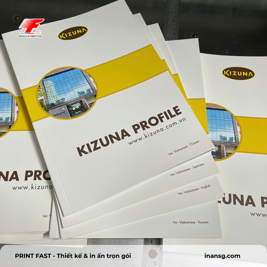 Chồng catalogue Profile công ty Kizuna bản đa ngôn ngữ, đóng keo gáy vuông vức, bìa in sắc nét.