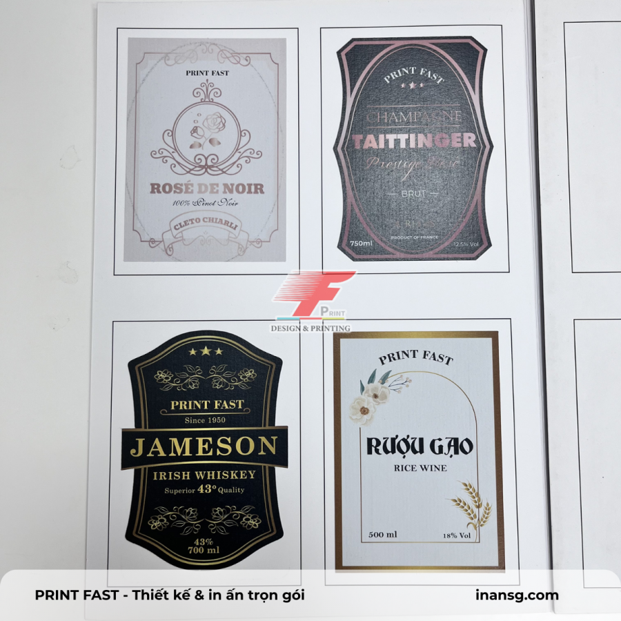 Tem nhãn rượu gạo và Rosé De Noir in decal có vân mỏng nhẹ, thanh lịch.