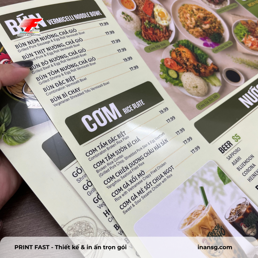 Cận cảnh độ sắc nét của chữ in trên menu giấy nhựa